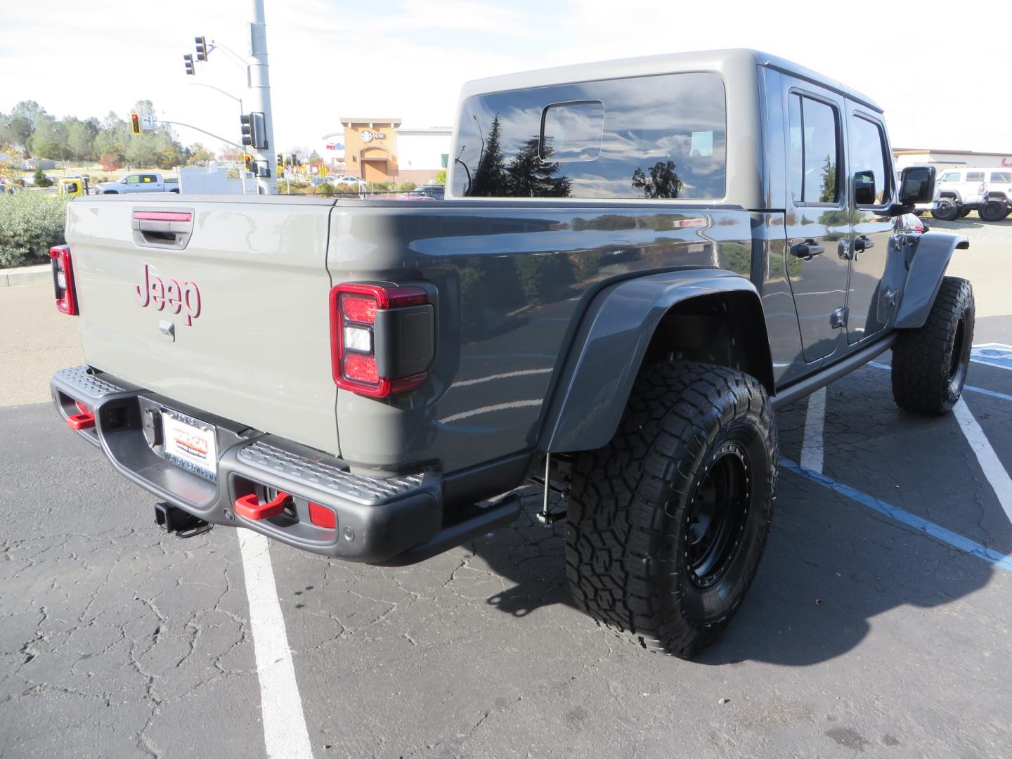 2020 Jeep Gladiator Rubicon (1C6JJTBG1LL) with an 3.6L V6 DOHC 24V engine, automatic transmission, located at 2630 Grass Valley Highway, Auburn, CA, 95603, (530) 508-5100, 38.937893, -121.095482 - Loaded Rubicon Gladiator with all of the goods. 3" JKS suspension, Fox Shocks, 37" Toyo tires, !7" Method wheels, American Adventure lab inner fender liners and slim line fender kits. - Photo#4